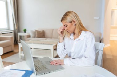 Ofis büro dizüstü atanması bir tıbbi danışmanlık, elektromanyetik radyasyon, hasta ödeme için tedavi online, kronik günlük baş ağrısı, acı önünde çalışan genç sinir bozucu kadın