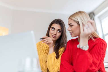 Üniversite kampüsünde birlikte çalışan bayan öğrenciler, ücretsiz kablosuz internet bağlantısını kullanarak internet sitelerinden bilgi edinmek için içerideki modern dizüstü bilgisayarlardan bilgi topluyorlar.