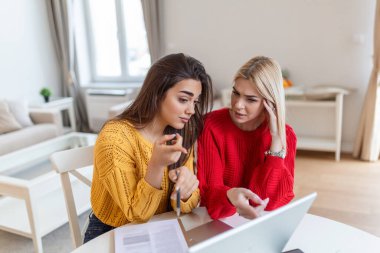 Üniversite kampüsünde birlikte çalışan bayan öğrenciler, ücretsiz kablosuz internet bağlantısını kullanarak internet sitelerinden bilgi edinmek için içerideki modern dizüstü bilgisayarlardan bilgi topluyorlar.