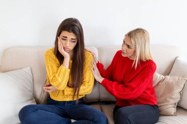 İki kadın evde sorunlar hakkında konuşuyor. Arkadaşlık tesellisi ve bakım, mutsuz kız kız arkadaşını destekliyor, kopyalama alanı. İki farklı kadın evde konuşuyor..