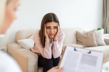 Profesyonel psikolog doktor konsepti psikoterapi seansında ya da danışman sağlığında danışmanlık yapıyor. Sağlık kavramları. terapi oturumu