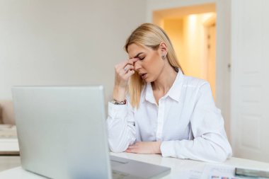 Ofis büro dizüstü atanması bir tıbbi danışmanlık, elektromanyetik radyasyon, hasta ödeme için tedavi online, kronik günlük baş ağrısı, acı önünde çalışan genç sinir bozucu kadın