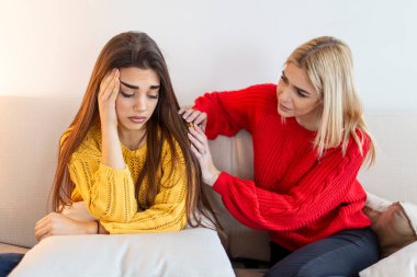 Üzgün kadınlar ve bir sorunu çözmeye çalışan destek arkadaşları. Evde konuşan iki farklı kadın. Birbirini destekleyen bayan arkadaşlar. Sorunlar, arkadaşlık ve bakım kavramı