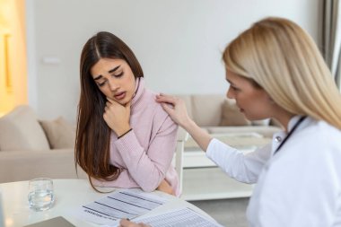 Hasta kötü haberler alıyor, çaresiz ve ağlıyor, doktor desteğiyle ve hastasına sempati ile bakıyor. Merak etme, bu tıbbi test o kadar da kötü değil.