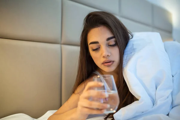 Wanita Muda Minum Segelas Air Tempat Tidur Malam Hari Wanita — Stok Foto
