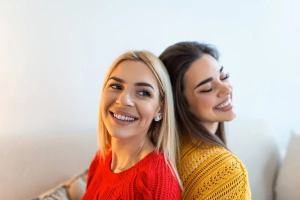 Två Vackra Kvinnor Med Blont Och Brunett Hår Bär Stickade — Stockfoto