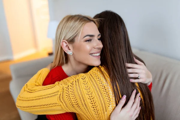 Candid Diverse Girls Best Friends Embracing Standing Indoors Close Satisfied — Stock Photo, Image