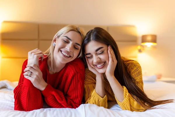 Mutlu Arkadaşlar Evde Otel Odasında Yatıp Gülümsüyor Kameraya Bakıyor Tembelce — Stok fotoğraf