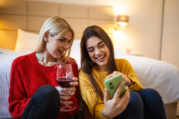 Vrienden Met Wijn Vloer Thuis Gelukkig Glimlachende Jonge Vrouwen Vrienden — Stockfoto