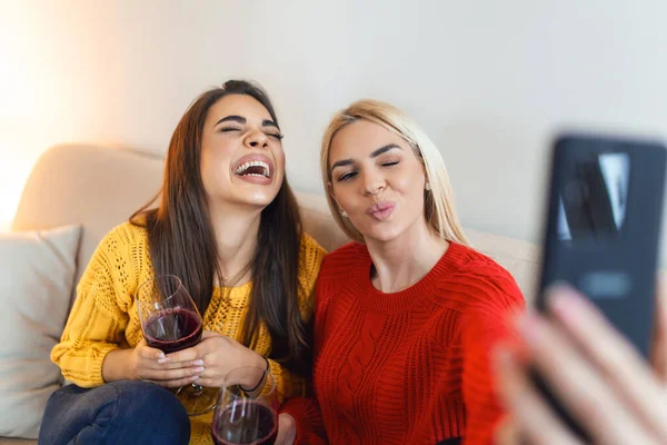 Spannende Vrienden Die Selfie Nemen Lachen Indoorfoto Van Twee Emotionele — Stockfoto
