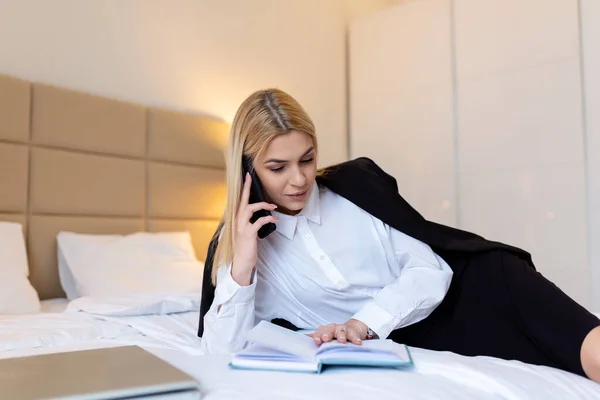 Dünyası Teknoloji Internet Otel Kavramı Cep Telefonuyla Konuşan Kadını Otel — Stok fotoğraf