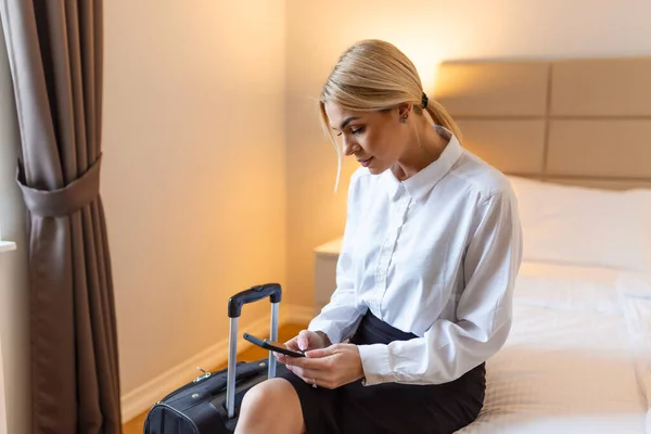 Junge Geschäftsfrau Sitzt Mit Koffer Hotelzimmer Auf Dem Bett Geschäftsfrau — Stockfoto