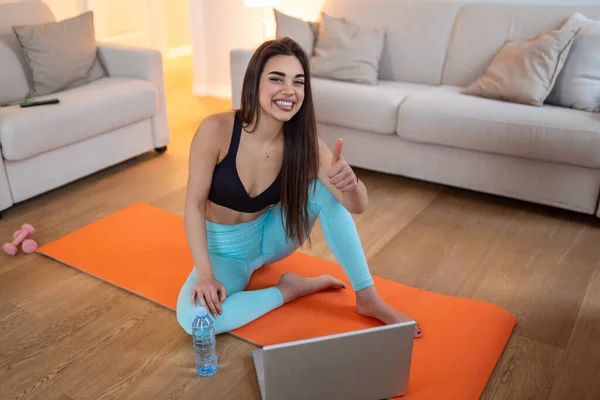 Woman Training Home Doing Workout Watching Videos Laptop Beautiful Woman — Stock Photo, Image