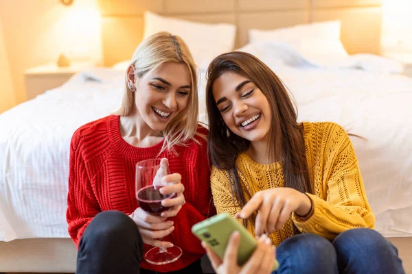Φίλοι Κρασί Στο Πάτωμα Στο Σπίτι Ευτυχισμένες Χαμογελαστές Νεαρές Φίλες — Φωτογραφία Αρχείου
