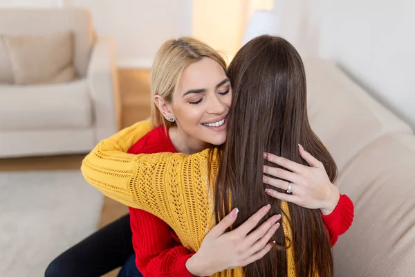 Candid Diversas Meninas Melhores Amigos Abraçando Dentro Casa Close Satisfeito — Fotografia de Stock