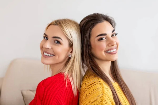 Zwei Schöne Frauen Mit Blonden Und Brünetten Haaren Strickpullovern Die — Stockfoto
