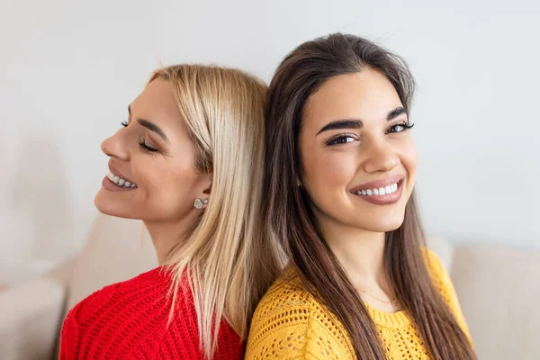 Två Vackra Kvinnor Med Blont Och Brunett Hår Bär Stickade — Stockfoto