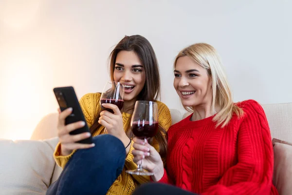 Vrouwen Zitten Bank Lachen Een Gezellig Loft Appartement Met Wijn — Stockfoto