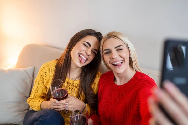 Spannende Vrienden Die Selfie Nemen Lachen Indoorfoto Van Twee Emotionele — Stockfoto