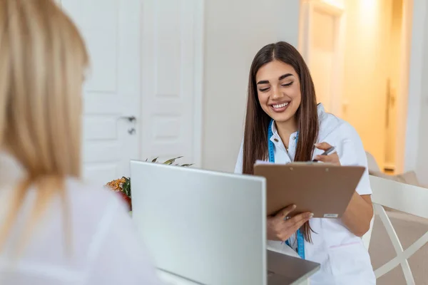 Doctor Nutritionist Dietician Female Patient Consultation Office Young Smiling Female — Stockfoto
