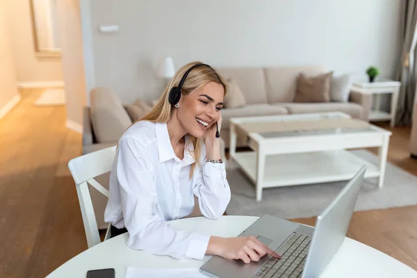 Call Center Agent Met Headset Werken Aan Support Hotline Modern — Stockfoto
