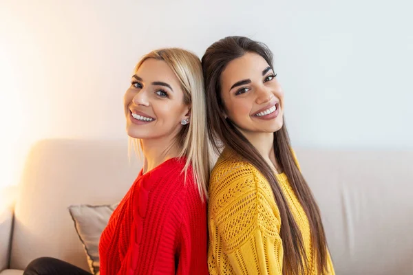 Zwei Schöne Frauen Mit Blonden Und Brünetten Haaren Strickpullovern Sitzen — Stockfoto