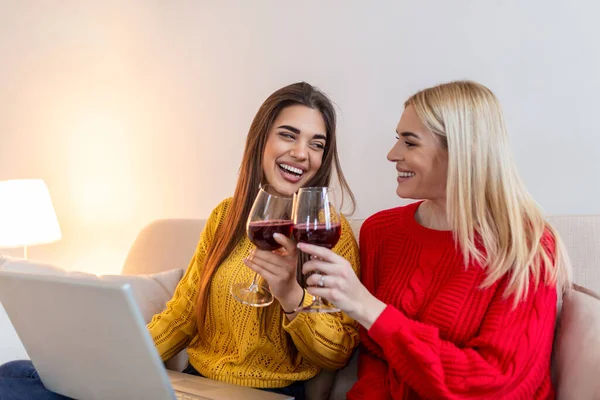 매력적 절친들 재미를 보면서 노트북으로 영화를 집에서 와인을 마시고 있습니다 — 스톡 사진