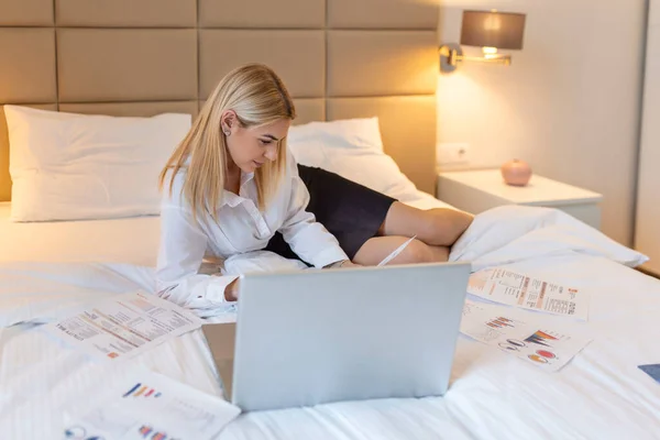 Üzlet Technológia Internet Hotel Koncepció Boldog Üzletasszony Laptop Számítógép Feküdt — Stock Fotó