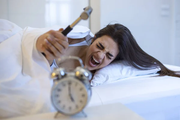 Mujer Joven Trata Romper Despertador Con Martillo Destruir Reloj Chica — Foto de Stock