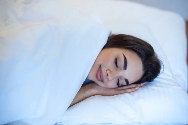 Mimpi Panjang Yang Sehat Tempat Tidur Yang Nyaman Dengan Linen — Stok Foto