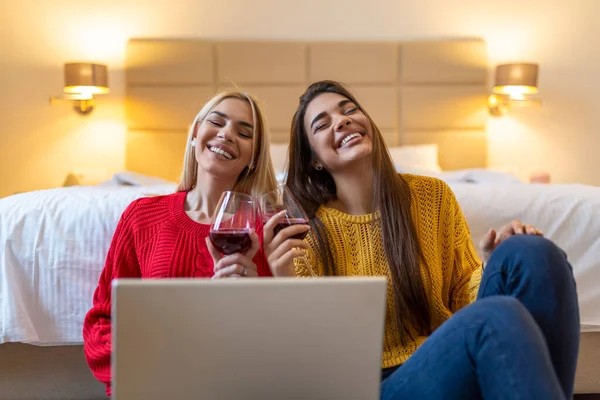 Δύο Όμορφες Γυναίκες Πίνουν Κρασί Και Χρησιμοποιούν Laptop Για Διαδικτυακή — Φωτογραφία Αρχείου