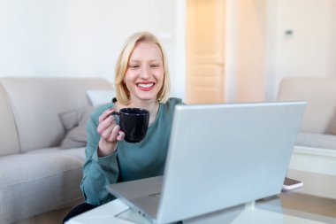 Defterde güzel bir bayan işi. Evdeki kanepeye otur. Pazartesi günü benzin dükkanlarında siber satış var mı bak.