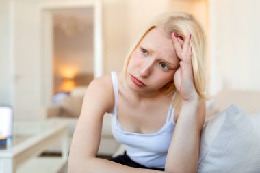 Sinüs ağrısı çok ağrılı bir baş ağrısına neden oluyor. Acı çeken sağlıksız bir kadın. Keskin güçlü bir yara. Sinüs ağrısı, sinüs basıncı, sinüzit. Sinüs ağrısı yüzünden kafasını tutan üzgün bir kadın.