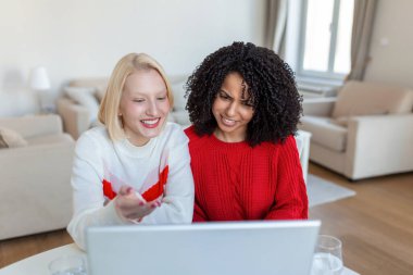 Üniversite kampüsünde birlikte çalışan bayan öğrenciler, ücretsiz kablosuz internet bağlantısını kullanarak internet sitelerinden bilgi edinmek için içerideki modern dizüstü bilgisayarlardan bilgi topluyorlar.