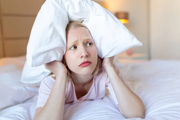 Kızgın Kadın Komşusunun Gürültüsü Yüzünden Acı Çekiyor Geceleri Yatakta Uzanıyor — Stok fotoğraf