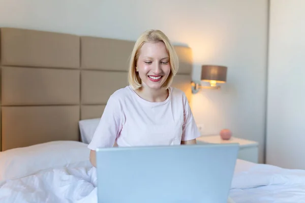Mujer Atractiva Camisa Blanca Usando Portátil Sonriendo Por Mañana Chat — Foto de Stock