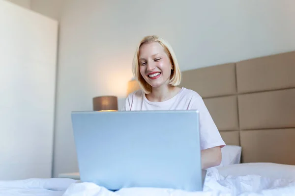 Приваблива Жінка Білій Сорочці Використовує Ноутбук Посміхається Вранці Відео Чат — стокове фото