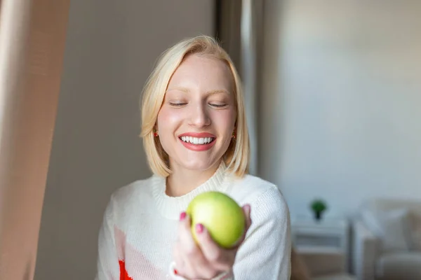 Νέα Όμορφη Γυναίκα Τρώει Φρέσκο Μήλο Και Κοιτάζοντας Μέσα Από — Φωτογραφία Αρχείου