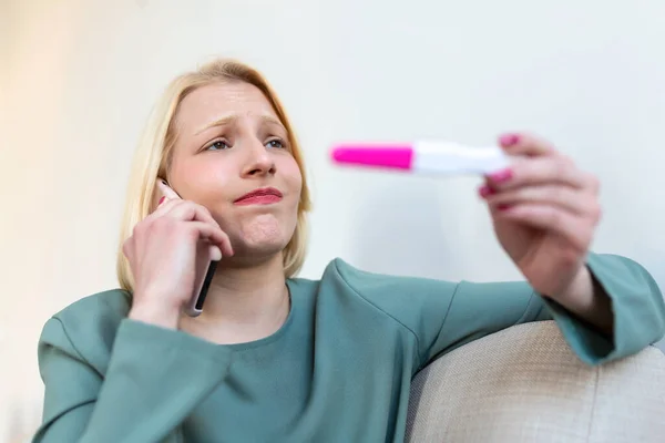 受惊的女人在检查怀孕时看着控制线 单身悲伤的女人抱怨说要进行怀孕测试 怀孕测试呈阴性的抑郁妇女 — 图库照片