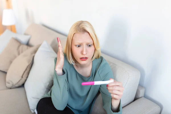 Mujer Triste Preocupada Revisando Reciente Prueba Embarazo Sentada Sofá Casa — Foto de Stock