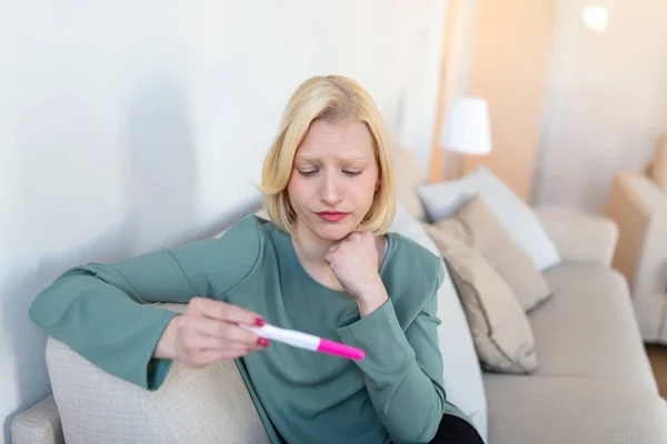 Hamilelik Testinde Kontrol Hattına Bakan Şok Olmuş Bir Kadın Bekar — Stok fotoğraf