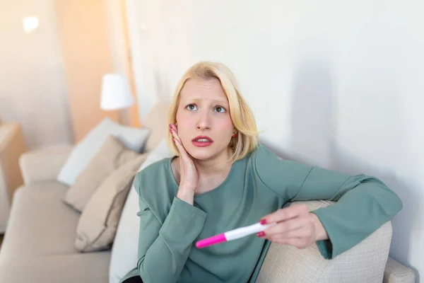Mujer Triste Preocupada Revisando Reciente Prueba Embarazo Sentada Sofá Casa — Foto de Stock