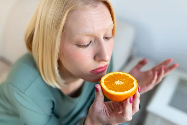 Больная Женщина Пытающаяся Почувствовать Запах Полусвежего Апельсина Имеет Симптомы Ковид — стоковое фото