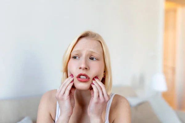 Dolor Dental Mujer Sintiendo Dolor Muelas Primer Plano Hermosa Chica —  Fotos de Stock