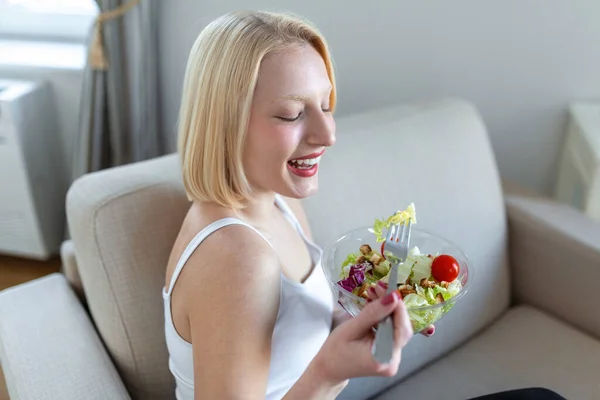 Portrait Happy Playful Girl Eating Fresh Salad Bowl Her Kitchen — Foto Stock