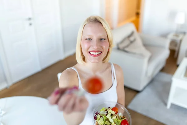 Portrait Attractive Caucasian Smiling Woman Eating Salad Young Happy Woman — Foto Stock