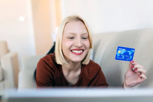 Genç Bir Kadın Banka Kartıyla Internetten Alışveriş Yapıyor Güzel Kadın — Stok fotoğraf