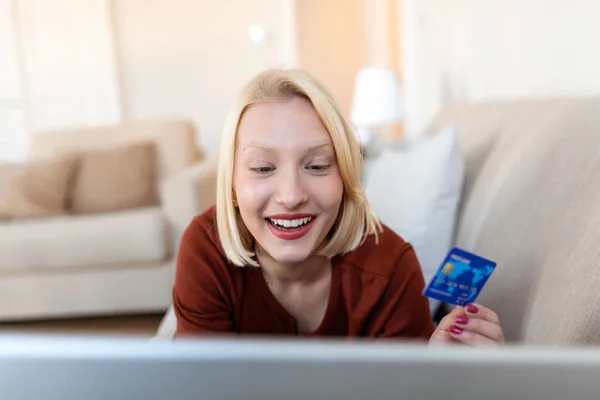 Young Woman Holding Credit Card Using Laptop Computer Online Shopping — Fotografia de Stock