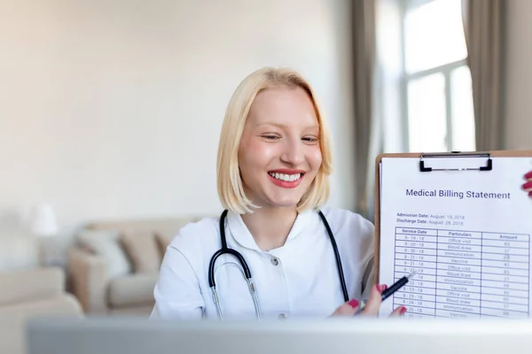 Χαμογελώντας Επαγγελματίας Γιατρός Φορώντας Στολή Κρατώντας Σημειώσεις Στο Ιατρικό Περιοδικό — Φωτογραφία Αρχείου