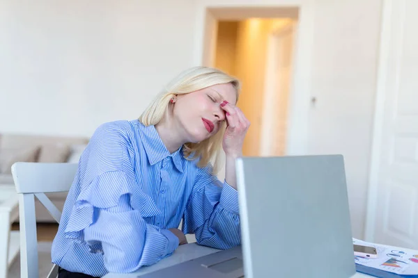 Young Frustrated Woman Working Home Office Front Laptop Suffering Chronic — Photo